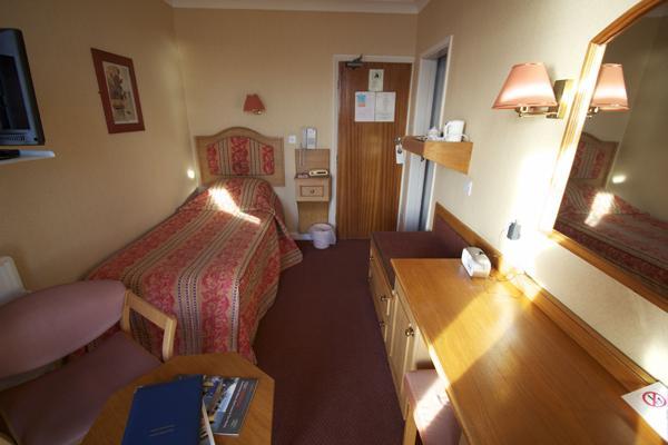 Expanse Hotel South Cave Buitenkant foto